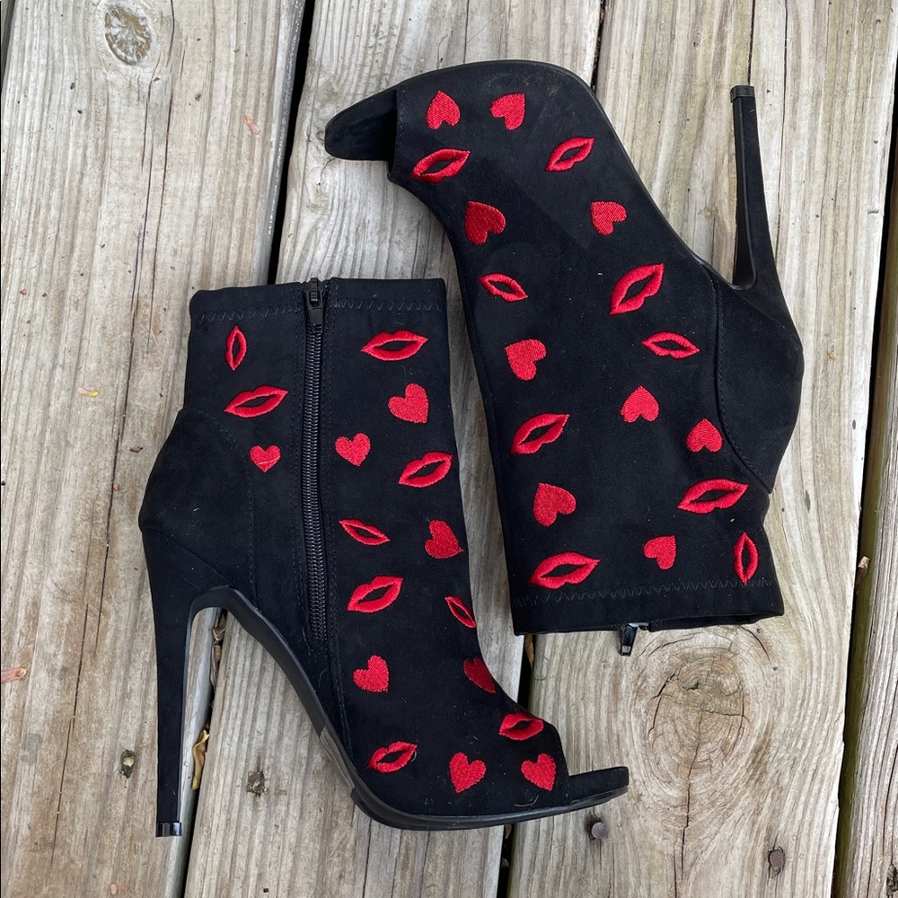 💋 JustFab Cora Black Red Lips Heart Peep Toe Stiletto Booties 7.5